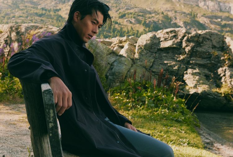 玄彬演繹Loro Piana 2022秋冬系列新裝，展現休閒隨興風采。品牌提供