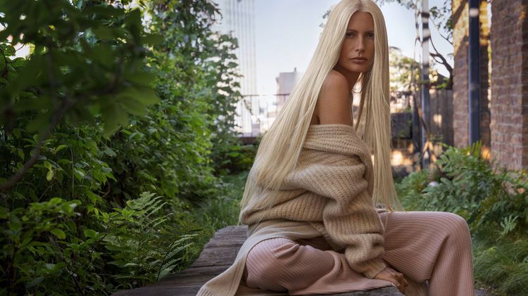 Cocooning系列選用純喀什米爾羊絨或是喀什米爾羊絨混紡真絲的針織面料製作，設計初衷即是打造最舒適怡人的衣物。品牌提供