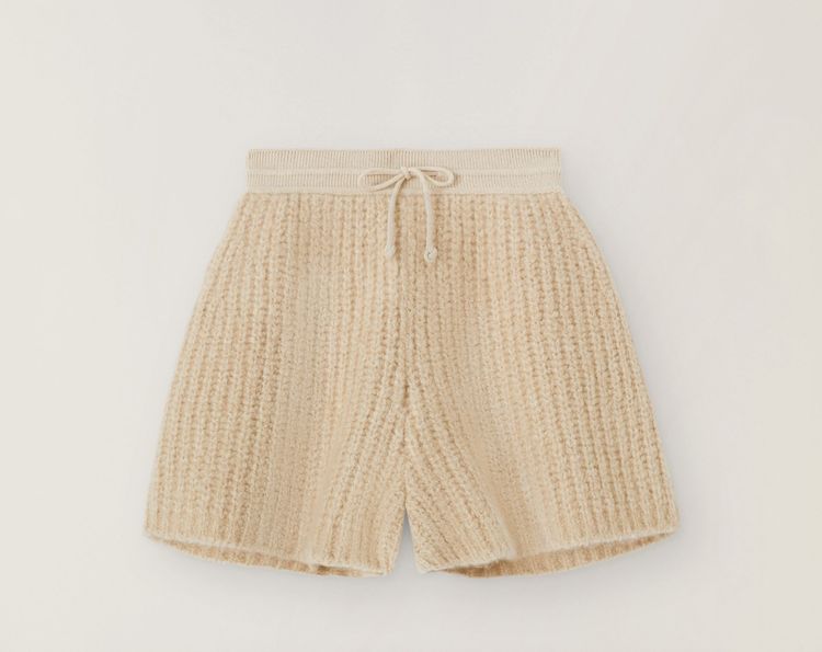 抽繩粗針織短褲，3萬8200元。品牌提供