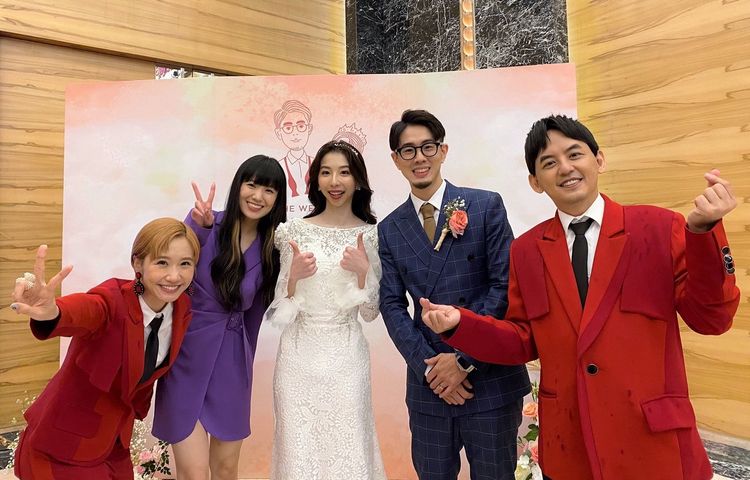 黃子佼（右）與Lulu（左）主持《婚禮歌手》，與來賓一起炒熱素人婚禮。東森提供