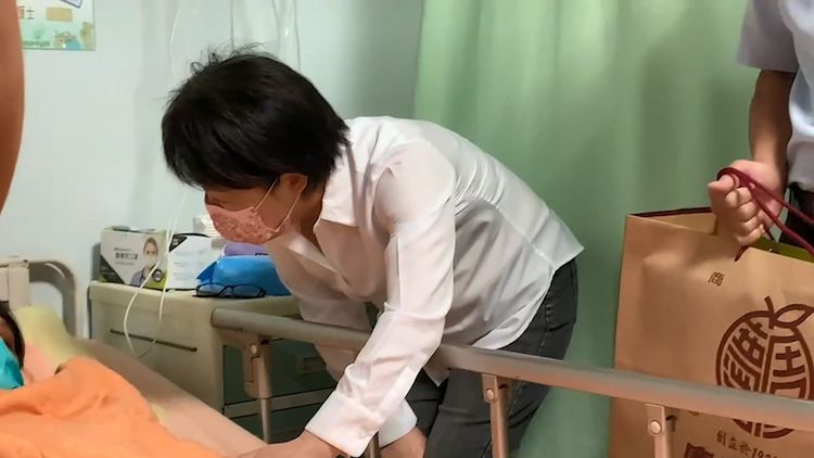 台中市長盧秀燕案發後到醫院探視受傷的陳姓店員。台中市政府提供