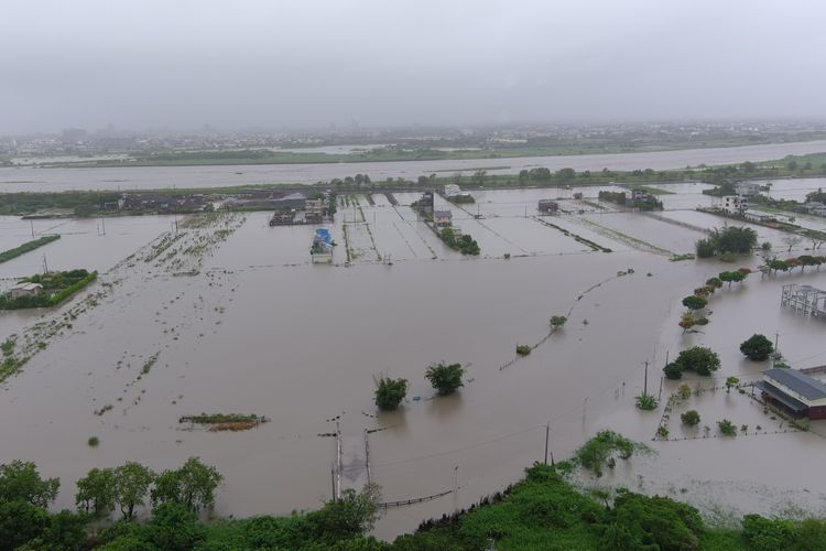 蘭陽溪水暴漲，大水漫淹。讀者提供