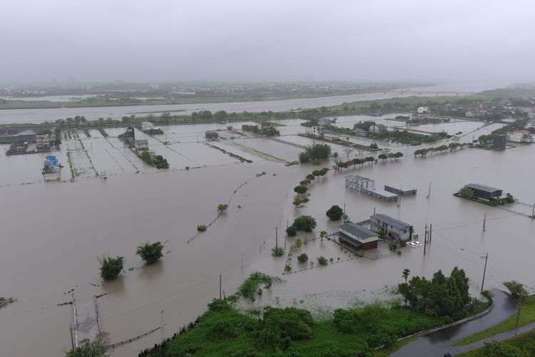 溪水暴漲漫淹農地與民宅。讀者提供