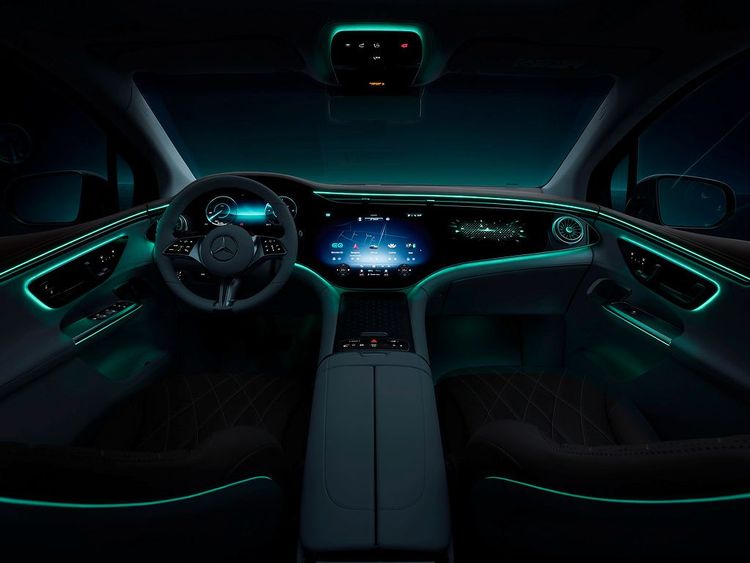 充滿未來科技感的 MBUX Hyperscreen 超寬幅螢幕，提供乘客與車輛連結的重要管道。原廠提供