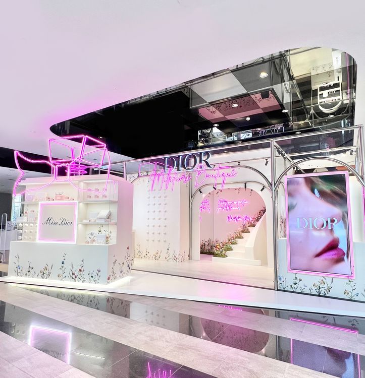 快閃店門口有高達2公尺的Miss Dior香水瓶造型牆。品牌提供