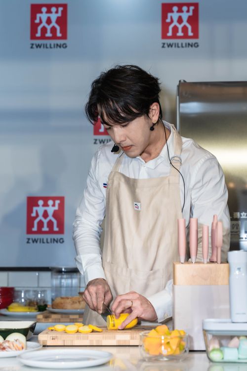 坤達昨在現場專心切菜。德國雙人提供