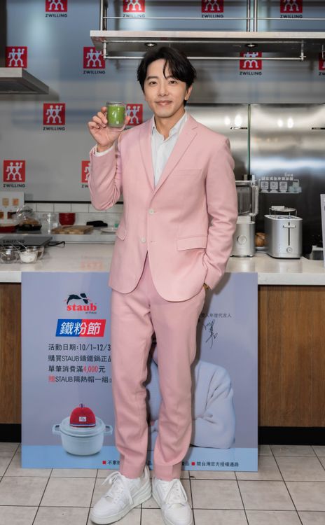 坤達昨擔任一日店長。德國雙人提供