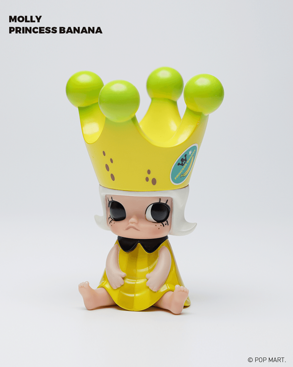 小號坐姿MOLLY BABY香蕉皇冠，單筆消費滿1499元即可購買，售價2100元，將於9月10日發售，限量35隻。業者提供