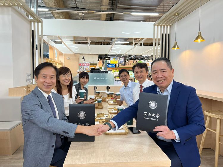 東海大學校長張國恩(左)與家樂福總經理王俊超(右)代表雙方簽訂MOU，推動永續人才。曾雪蒨攝