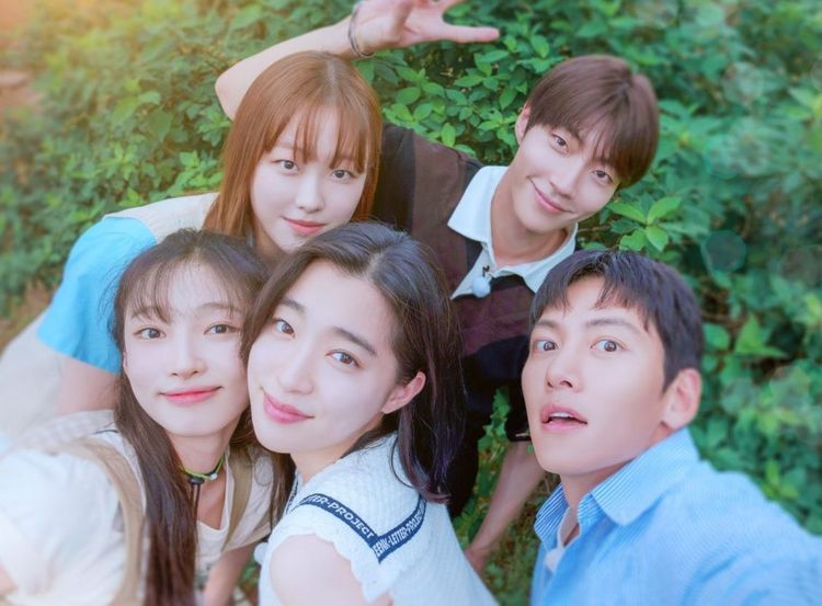 《魔幻之音》組由池昌旭（前排右起）、崔成恩、池慧元、黃寅燁（後排右起）、金寶允參與錄製。翻攝TVING