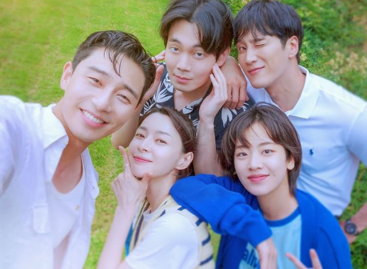 朴敘俊（前排左起）領軍《梨泰院Class》權娜拉、李周映、安普賢（後排右起）、劉慶秀一起同樂。翻攝TVING