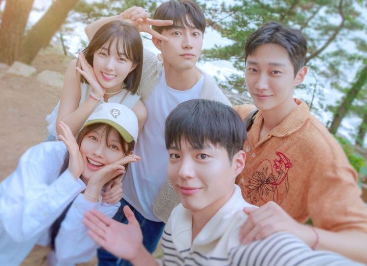 《雲畫的月光》朴寶劍（前排右）、金裕貞（前排左）、振永（前排右起）振永、郭東延、蔡秀彬睽違6年合體。翻攝TVING