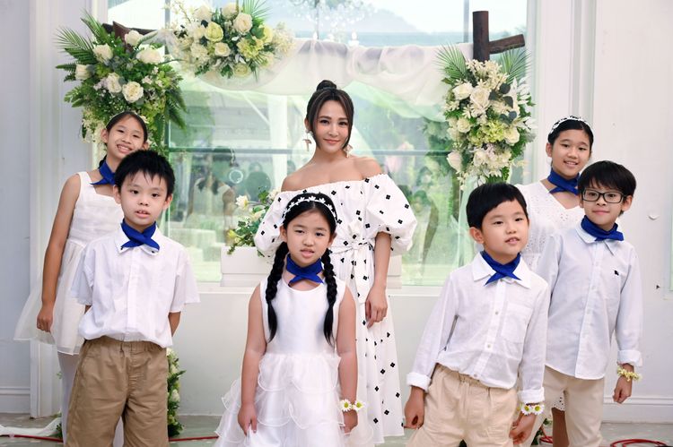 梁文音（中）邀姪子姪女合唱。環球提供