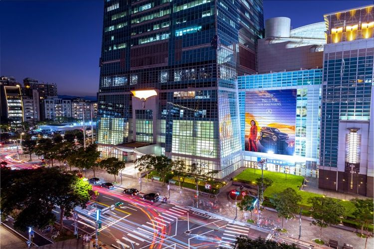 Mercedes-Benz 開啟純電新世代，巨幅形象照在信義區登場。業者提供