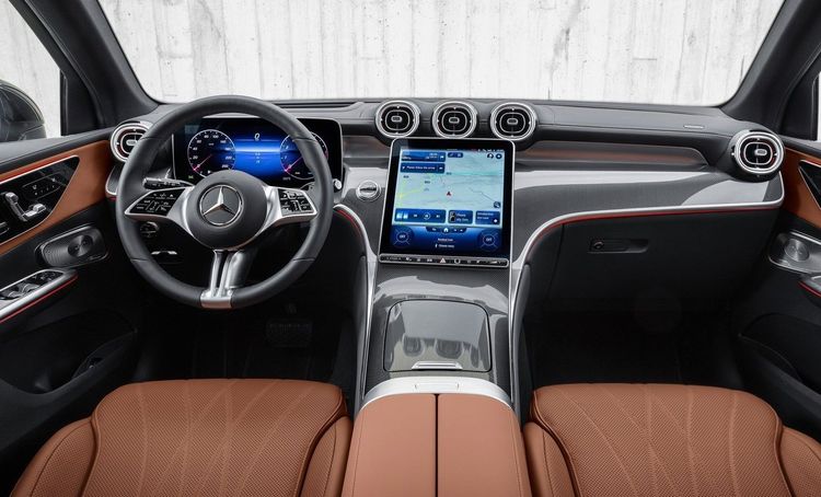 中控直立大螢幕與新C設計相同，內裝質感非常引人。原廠提供