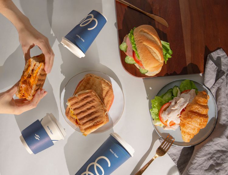 部分咖啡、餐點品項為聯名店獨賣，馬克杯及外帶杯也都使用聯名店專屬Logo。業者提供