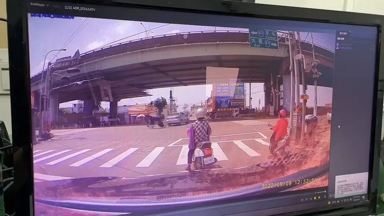 官姓少年撞擊瞬間，人車噴飛。讀者提供