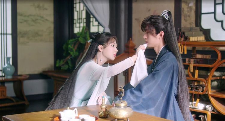 楊紫（左）和成毅戲裡戲外都有甜蜜互動。翻攝MyVideo