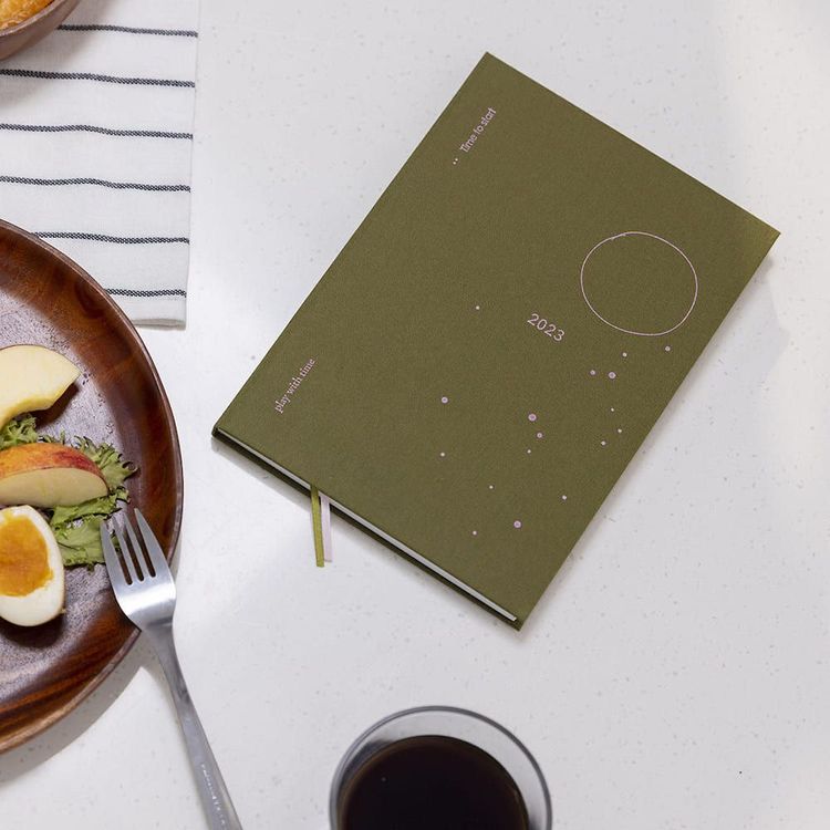 女人迷2023 play with time手帳貼紙組，原價1170元，特價990元。業者提供