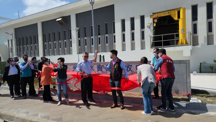 澎湖縣長賴峰偉，今日連趕2攤落成剪綵啟用。圖為光榮里水資源回收中心。許逸民攝
