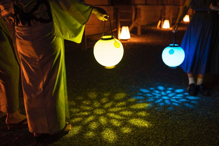 手提「NAKED遠距離燈籠」漫步在「舊三井家下鴨別邸」庭園裡，感受光雕藝術帶來的科技美感。「京都市台灣推廣事務所提供」與「©︎naked inc.」提供