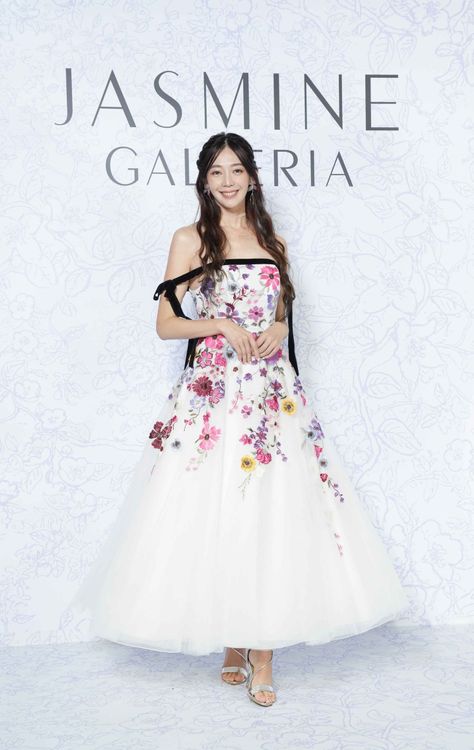 名模王心恬穿著JASMINE GALLERIA黑絨飾帶粉彩花瓣刺繡蕾絲長禮服出席時尚列車秀。品牌提供