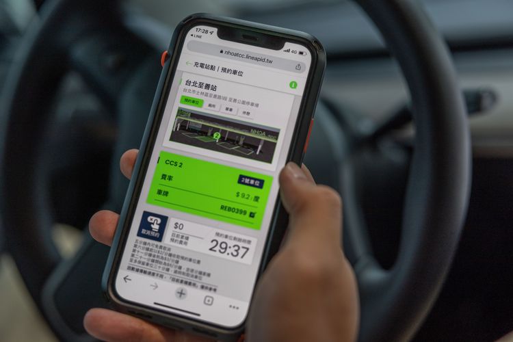 車主只要在充電前加入LINE充電會員，可以在30分鐘前透過LINE預約充電服務。業者提供