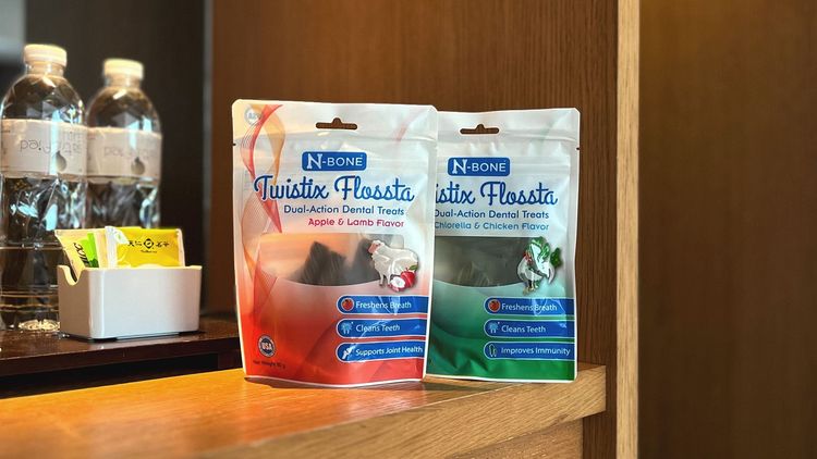 毛孩專屬迎賓禮「NPIC潔牙條」無添加鹽、糖、防腐等，原料單純且安心。老爺會館提供