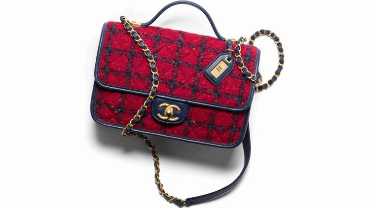 CHANEL斜紋軟呢印花皮穿鍊肩背包，13萬9800元。品牌提供