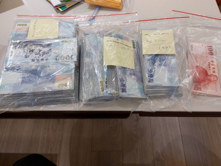 檢方查扣800萬現金。雄檢提供