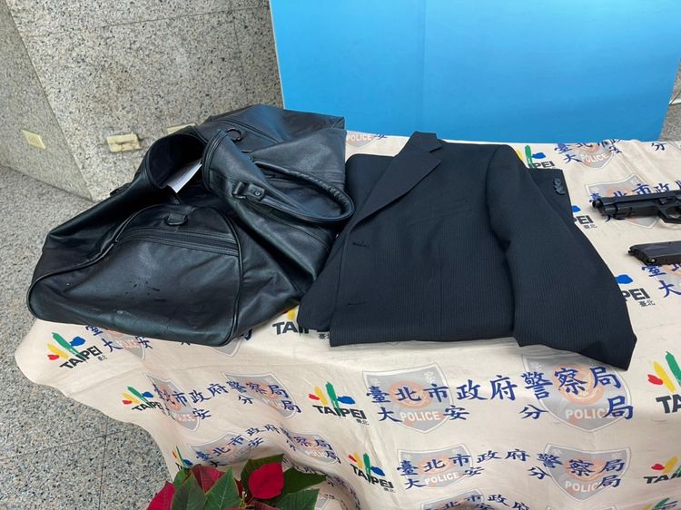 黃男在車上時被外套蒙住頭。翻攝畫面