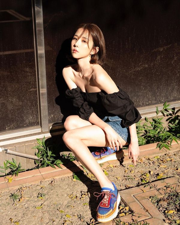女星邵雨薇以深淵藍Nama運動休閒鞋，搭配小露香肩的黑色上衣，展現性感又充滿個性的一面。翻攝1989ivyshao IG
