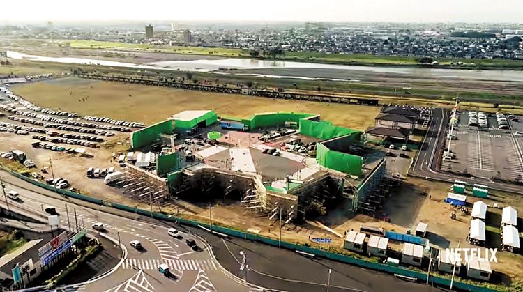 《今際之國的闖關者》劇組在日本郊區搭出一個假澀谷。Netflix