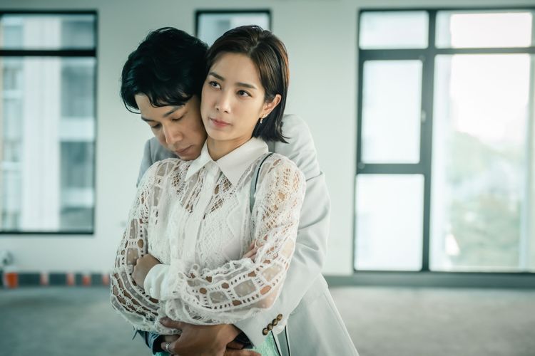 温貞菱（右）約會薛仕凌卻陷數位性暴力。Netflix提供