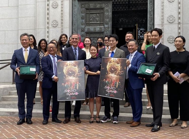 李政宰（前排右二）與導演黃東赫（前排右四）現身洛杉磯市府，宣布「魷魚遊戲日」定為9月17日。韓聯社