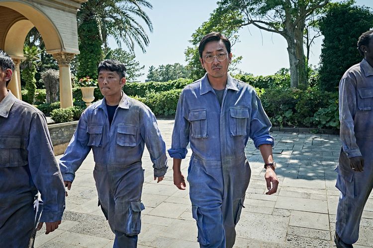 河正宇（右）在爭議事件後，首度拍的作品就是《毒梟聖徒》。Netflix提供