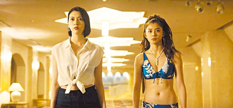 三吉彩花（左）和朝比奈彩在《今際之國的闖關者》都是才貌雙全的闖關者。Netflix