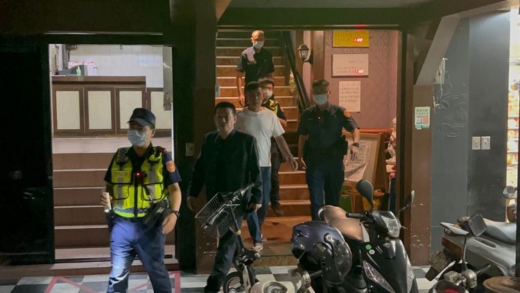 參與鬥毆的2名酒客被警方帶回偵訊。侯昌騰攝