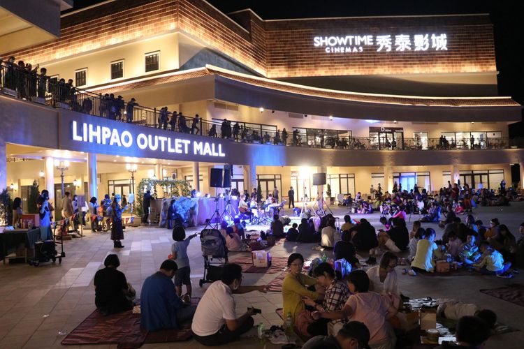 麗寶OUTLET 廣場提供野餐賞月應景氛圍。麗寶提供
