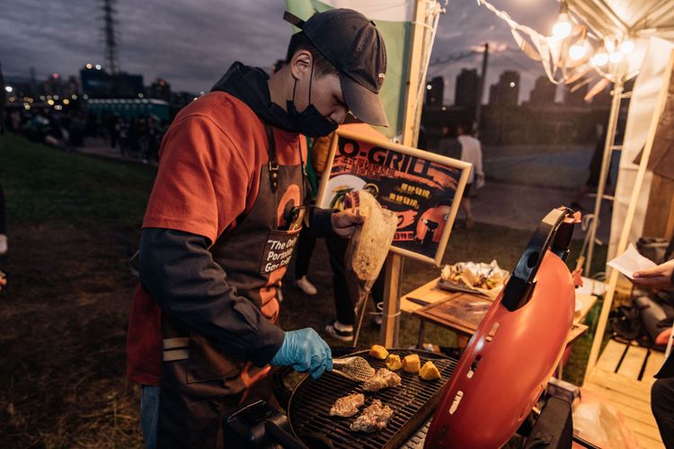 高雄知名酒吧聯合出攤，明後兩天讓民眾在衛武營享受微醺的午後。高市觀光局提供