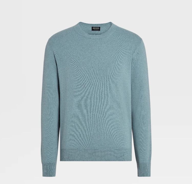 Oasi Cashmere系列淺蔚藍色圓領針織衫，4萬4300元。品牌提供