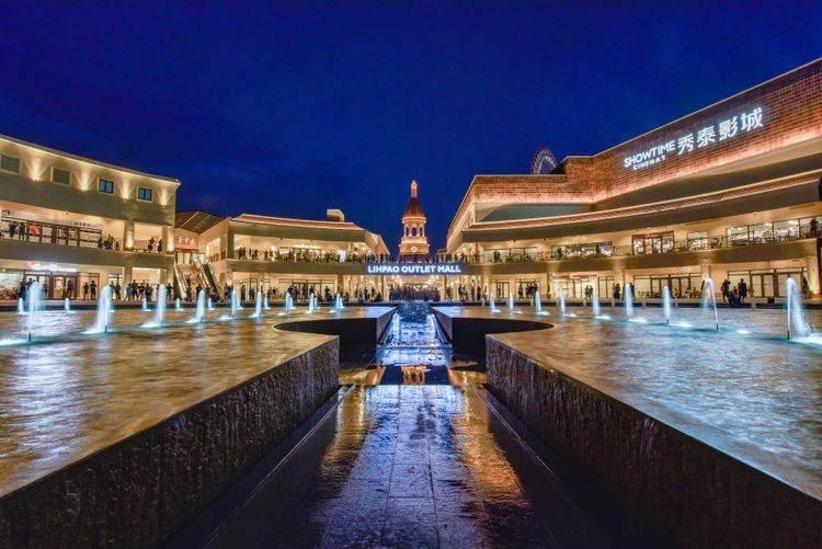 麗寶Outlet Mall-科莫湖畔水舞與星巴克鐘樓相輝映打造出國氛圍。麗寶提供