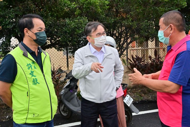 卑南鄉現任鄉長許文獻陪同台東縣長參選人劉櫂豪前往農路視察。劉櫂豪提供
