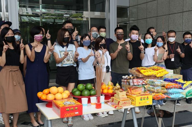 《壹蘋》員工進駐新辦公室，拜拜祈福。