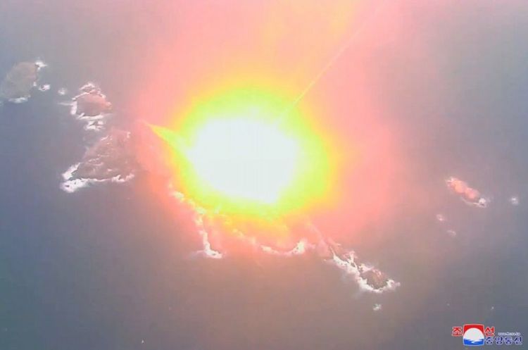 北韓官媒今年1月28日發布的地對地戰術飛彈試射照，被南韓軍方揪出跟10月10日發布的核戰術現場照相同。翻攝朝中社