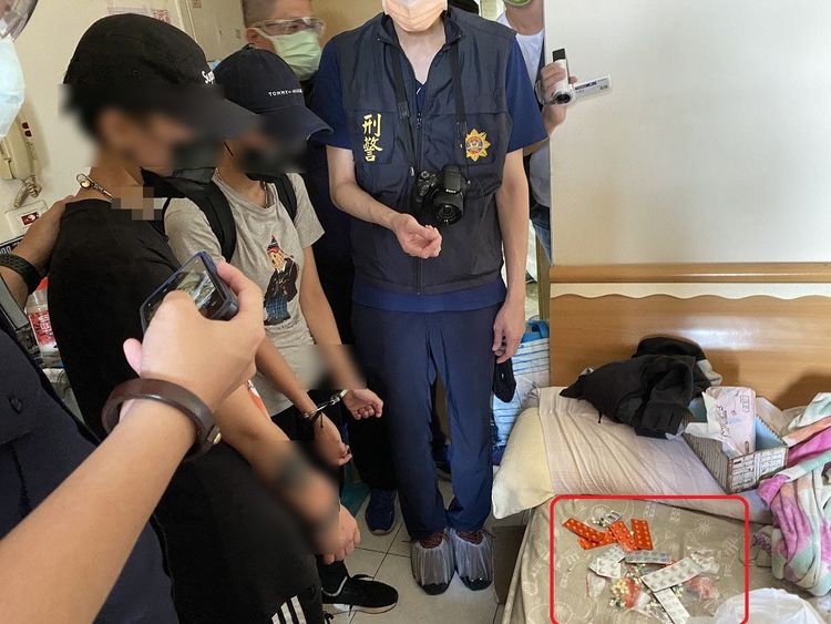 江女、陳女落網後被帶回現場調查。讀者提供