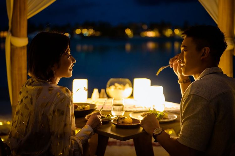 王家梁（右）婚後第1次慶生有許維恩相陪。博海旅行社 / 綠攝影像