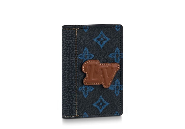 藍色Monogram皮夾，5萬6000元。品牌提供