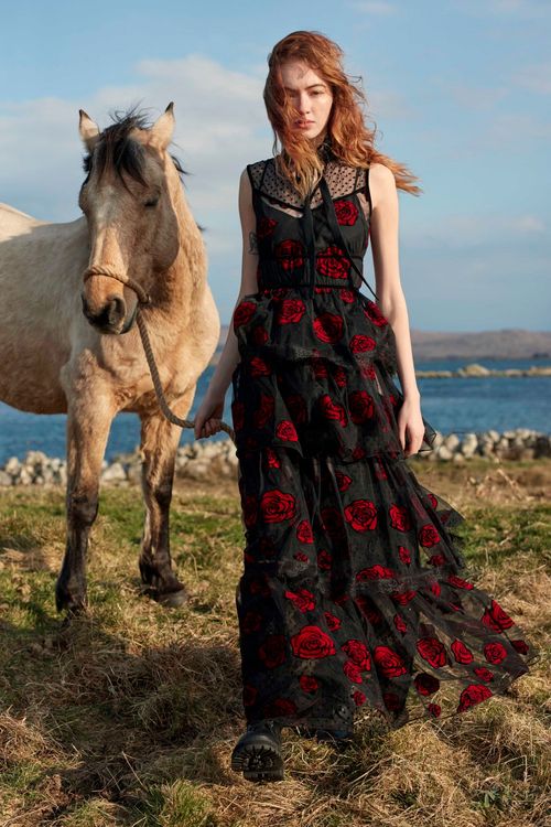 Pony Ride秋冬精選系列玫瑰刺繡薄紗長洋裝，2萬3900元。品牌提供