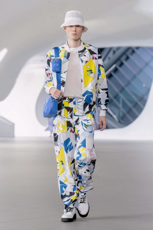 開版布花以普普藝術的筆觸重新定義幾何圖形，並融入具東方意象的天堂鳥與蘭花剪影而設計。品牌提供